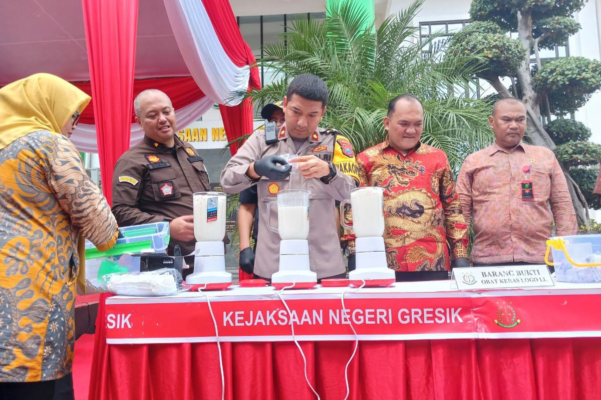 Pemusnahan barang bukti narkoba berupa sabu dan pil double L dengan cara dicampur air dan diblender, di halaman gedung Kejari Gresik, Jawa Timur, Kamis (7/3/2024).