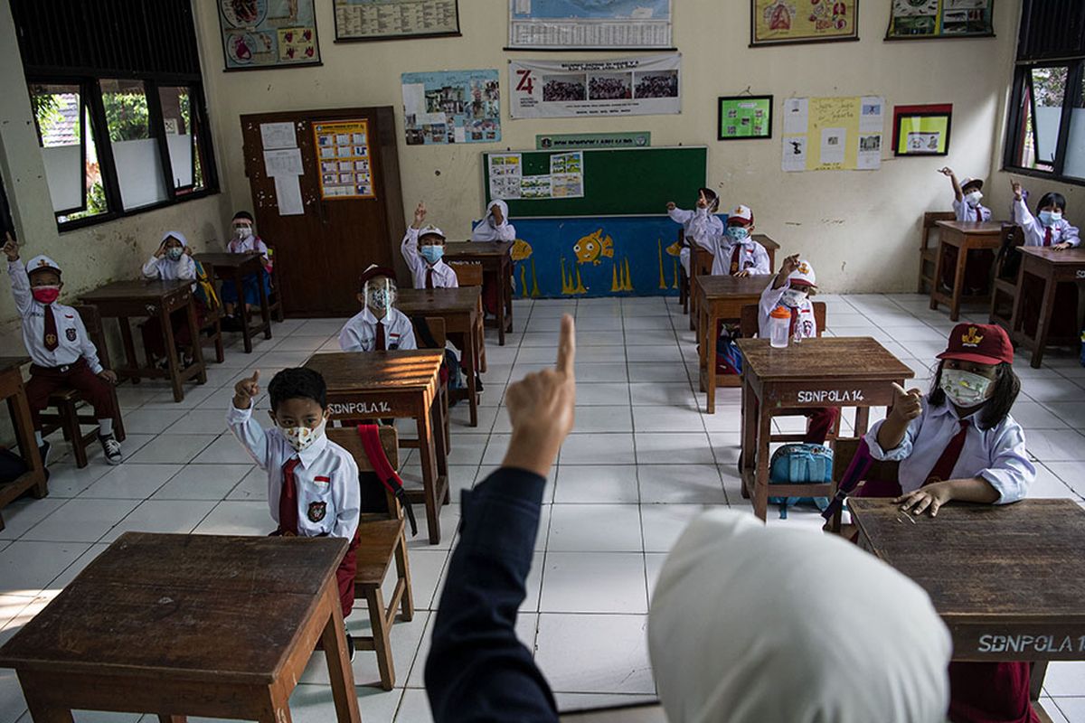 Sejumlah siswa mengikuti pembelajaran tatap muka di SDN Pondok Labu 14 Pagi, Jakarta Selatan, Senin (30/8/2021). Sebanyak 610 sekolah di Ibu Kota menggelar pembelajaran tatap muka secara terbatas dengan protokol kesehatan ketat.