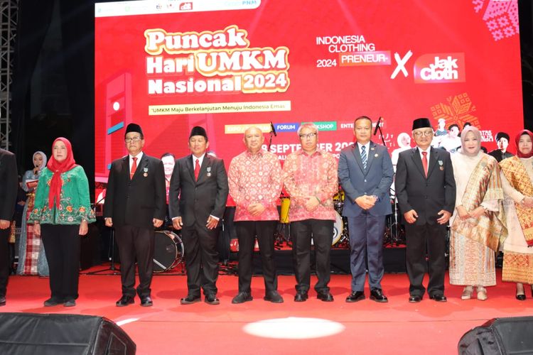 Wali Kota Bandar Lampung, Eva Dwiana (paling kiri) menerima penghargaan Satyalancana Wira Karya dari Presiden Joko Widodo. 