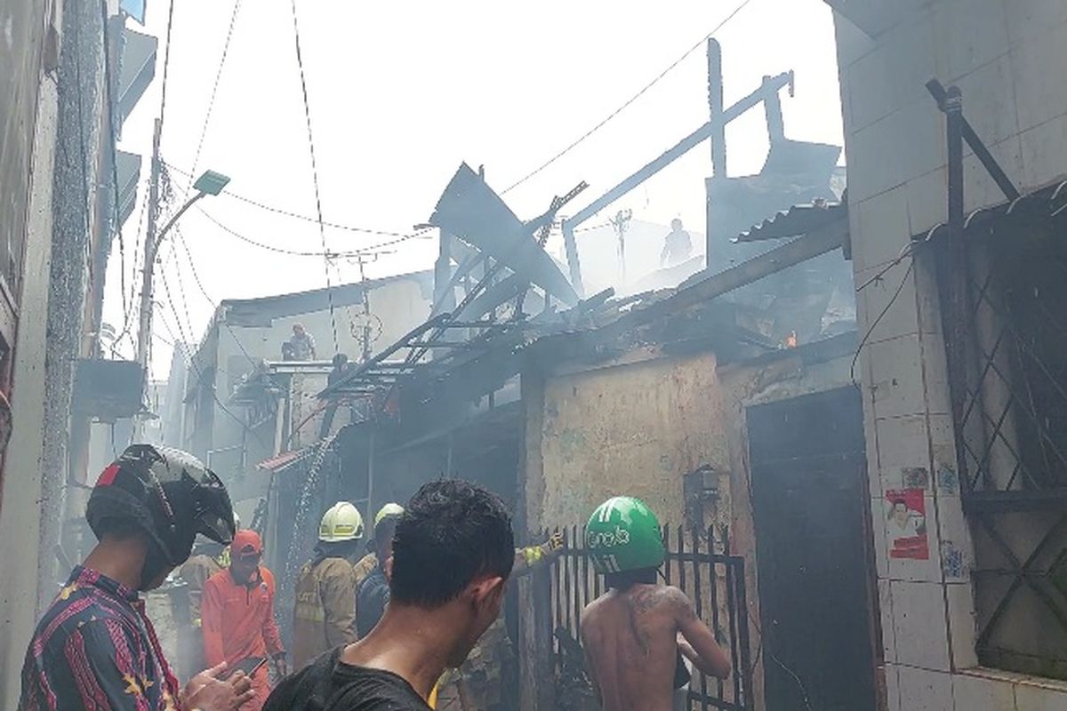 Sejumlah Rumah di Gang FF, Tanah Sereal, Kecamatan Tambora, Jakarta Barat, terbakar pada Kamis (27/10/2022) siang. Kebakaran dilaporkan terjadi sekitar pukul 12.10 WIB. 