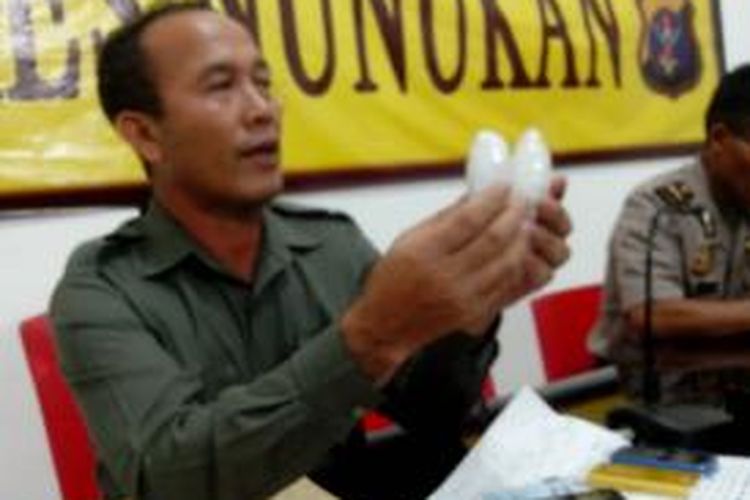 Kasat Narkoba Polres nunukan AKP Panjaitan memperlihatkan tangkapan sabu sabu malaysia pesanan tahanan lapas Tarakan.