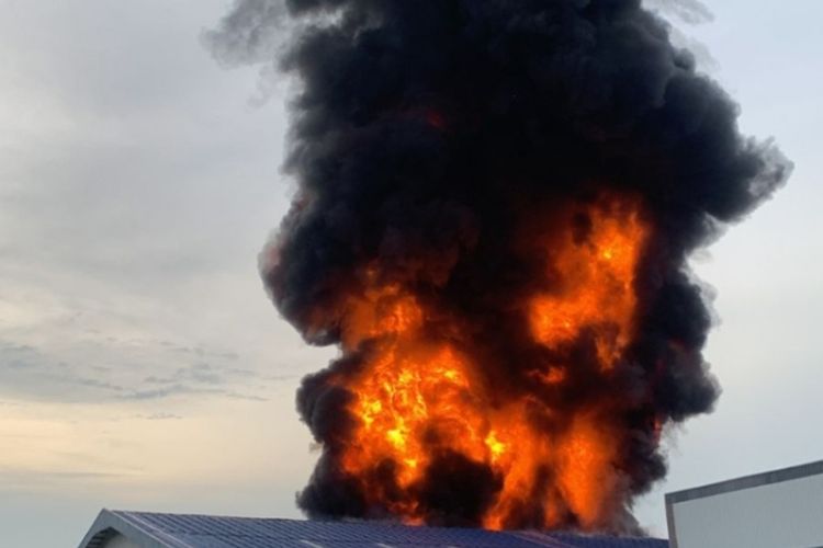 Kebakaran yang melanda gudang pabrik kasur busa di Jalan Raya Tenjo, Desa Singabangsa, Kecamatan Tenjo, Kabupaten Bogor, Jawa Barat, Selasa (7/2/2023) berhasil dipadamkan petugas.