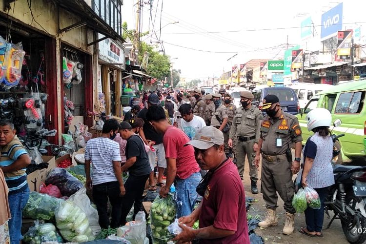 Satpol PP Kota Tangerang Selatan menertibkan pedagang liar di kawasan Pasar Serpong, Tangerang Selatan, yang berjualan di bahu jalan, Senin (3/7/2020)
