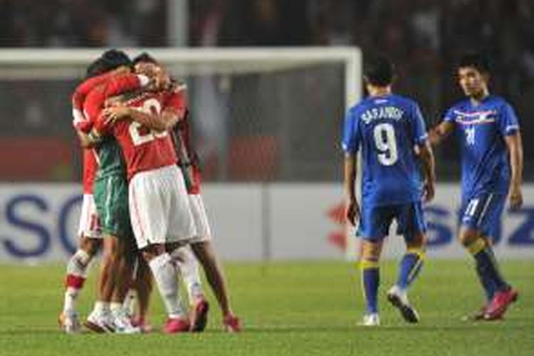 Para pemain timnas Indonesia merayakan kemenangan atas Thailand pada partai fase grup Piala AFF 2010 di Stadion Utama Gelora Bung Karno, 7 Desember 2010.