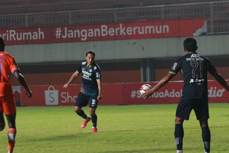 Ezra Walian mencoba melepaskan tembakan voli dalam pertandingan Persib Bandung vs Persiraja Banda Aceh pada ajang Piala Menpora 2021 yang digelar di Stadion Maguwoharjo, Sleman, Jumat (2/4/2021) malam WIB.