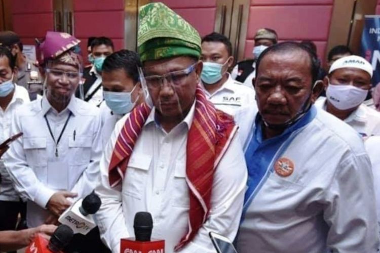 Akhyar Nasution mengenakan Tengkulok dan Uis Gara saat menghadiri debat publik perdana pasangan calon wali kota dan wakil wali kota Medan 2020 yang dilaksanakan KPU Kota Medan di Hotel Grand Mercure, Sabtu (7/11/2020)