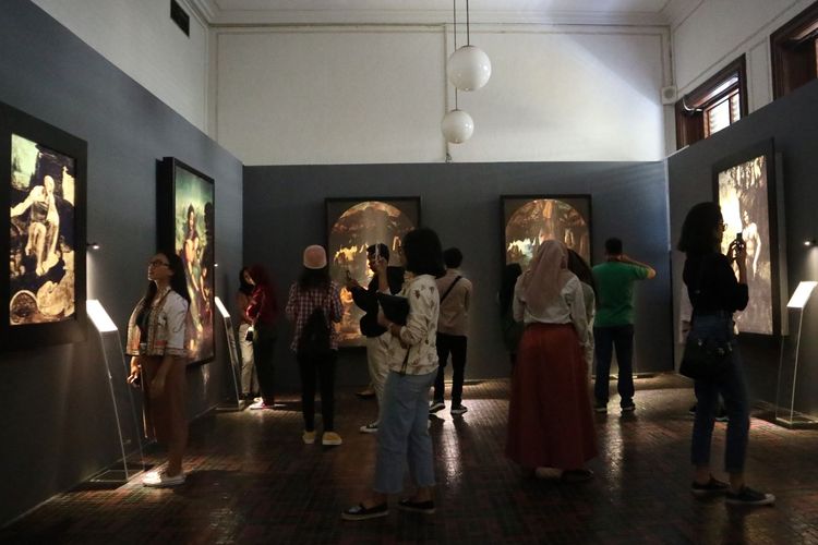 Pengunjung menikmati Pameran karya Leonardo Da Vinci di Museum Indonesia 