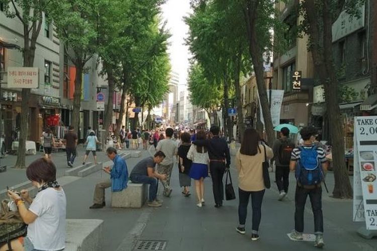 Pemandangan kawasan pedestrian pusat penjualan barang kerajinan di Insadong, Seoul, pada Sabtu (6/6/2015). 