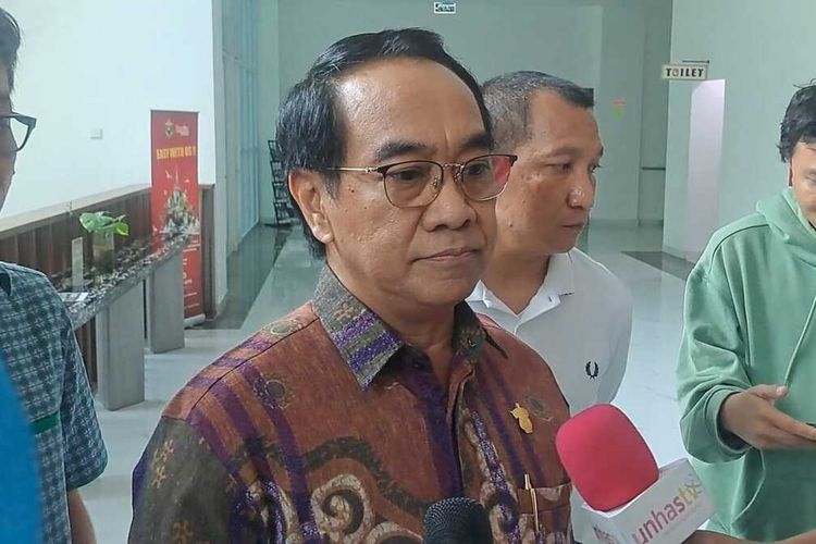 Rektor Unhas Makassar Prof Jamaluddin Jompa saat ditemui di gedung Rektorat Unhas Makassar, Jalan Perintis Kemerdekaan, Kota Makassar, Sulsel, Sabtu (3/2/2024).