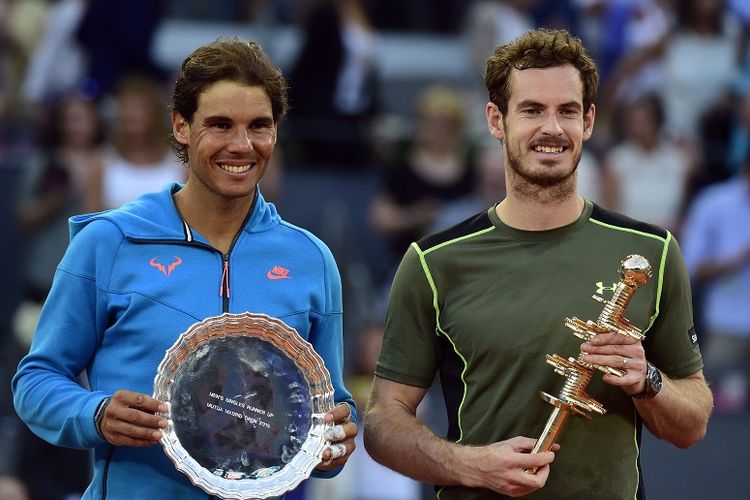 Petenis Spanyol, Rafael Nadal (kiri), dan petenis Inggris Raya, Andy Murray, berpose di atas podium pada seusai laga final Madrid Terbuka 2015 di Caja Magica, Madrid, Spanyol, 10 Mei 2015. Dalam laga itu, Murray menang 6-3, 6-2.