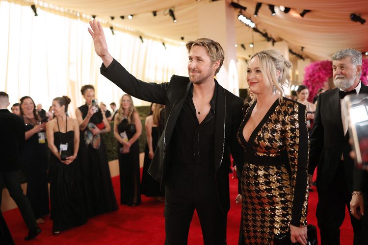 Aktor Ryan Gosling (kiri) bersama kakaknya Mandi Gosling saat menghadiri karpet merah Oscar di Los Angeles, Amerika Serikat, Minggu (10/3/2024) malam waktu setempat.