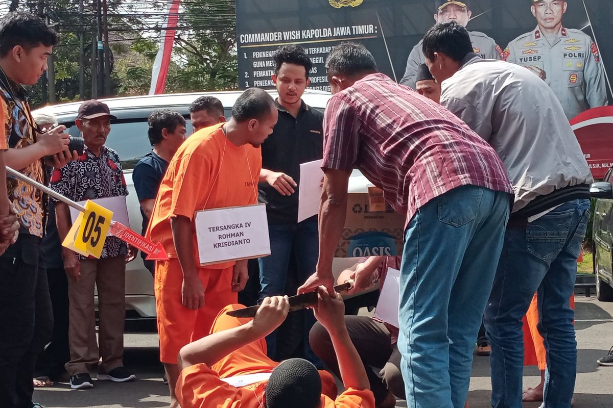 Satreskrim Polresta Malang Kota menggelar rekonstruksi di halaman depan Mapolresta Malang Kota pada Jumat (4/8/2023) siang, untuk kasus perkelahian berujung pembunuhan yang terjadi di Jalan Pelabuhan, Kota Malang. 