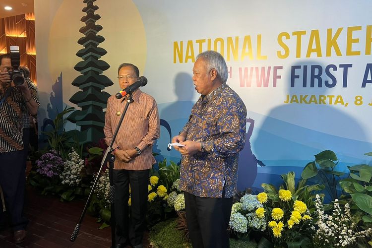 Menteri Pekerjaan Umum dan Perumahan Rakyat (PUPR) Basuki Hadimuljono beserta Gubernur Provinsi Bali I Wayan Koster dalam konferensi pers usai acara National Stakeholders Forum - First Announcement of 10th WWF 2024 di Jakarta, Jumat (8/7/2022).