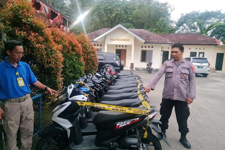 Polisi mengamanakan 10 motor hasil curian dari sebuah kontrakan atau markas curanmor yang berada di Kecamatan Rancabungur, Kabupaten Bogor, Jawa Barat, Minggu (3/9/2023). Di kontrakan tersebut, polisi mengamankan 10 kendaraan sepeda motor, sementara para pelaku curanmor berhasil melarikan diri.