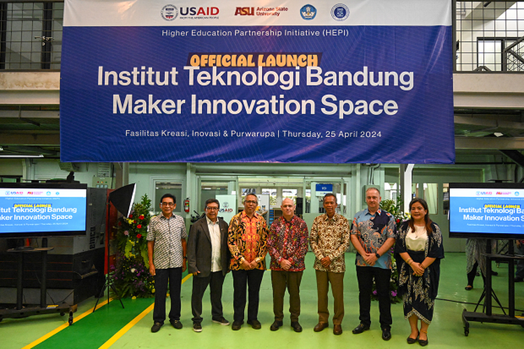 Direktur USAID Indonesia Jeff Cohen bersama perwakilan dari ITB dan Arizona State University saat peluncuran Maker Innovation Spaces (MIS) pada 24 April 2024 di ITB Bandung.