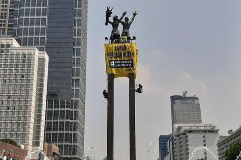 Empat Orang Panjat Patung Bundaran HI untuk Pasang Spanduk, Abaikan Satpol PP yang Suruh Turun