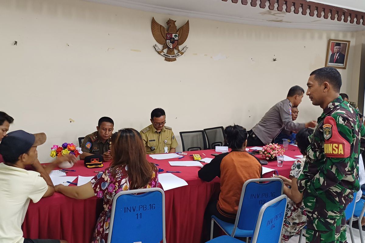 Sejumlah pasangan suami istri yang ditemukan di dalam rumah kos di kawasan Pejaten Barat, Pasar Minggu, Jakarta Selatan, Selasa (19/9/2023), tengah didata oleh petugas kelurahan