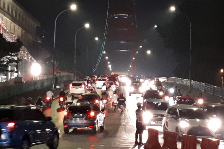 Kepolisian dari Polresta Palembang mengamankan jalur diatas jembatan Ampera pada malam takbiran, Kamis (14/6/2018)