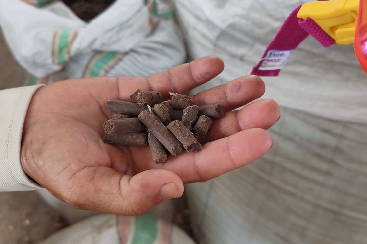 Jumputan padat hasil pengolahan limbah di Tempat Pengolahan Akhir Sampah (TPAS) Manggar, Balikpapan, Kalimantan Timur, yang dipakai untuk mengurangi konsumsi batu bata di Pembangkit Listrik Tenaga Uap Teluk Balikpapan.