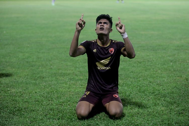 Pemain PSM Makassar Ramadhan Sananta selebrasi seusai menjebol gawang Persib Bandung saat pertandingan pekan ke-7 Liga 1 2022-2023 yang berakhir dengan skor 5-1 di Stadion Gelora BJ Habibie Pare-pare, Senin (29/8/2022) malam.