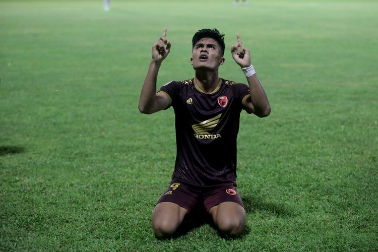 Pemain PSM Makassar Ramadhan Sananta selebrasi seusai menjebol gawang Persib Bandung saat pertandingan pekan ke-7 Liga 1 2022-2023 yang berakhir dengan skor 5-1 di Stadion Gelora BJ Habibie Pare-pare, Senin (29/8/2022) malam. Terkini, Ramadhan Sananta mencetak gol ke gawang Persebaya Surabaya pada laga lanjutan Liga 1 2022-2023. Laga PSM Makassar vs Persebaya berlangsung di Stadion Gelora BJ Habibie, Sabtu (10/9/2022).