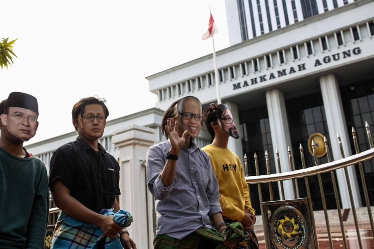 Indonesia Corruption Watch (ICW) melakukan aksi teatrikal di depan gedung Mahkamah Agung, Jakarta Pusat, Jumat (29/3/2019). Mereka mengecam dunia peradilan kembali tidak berpihak pada pemberantasan korupsi.