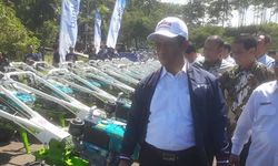 Kementan dan Pemkab Bandung Barat Salurkan 1000 Traktor