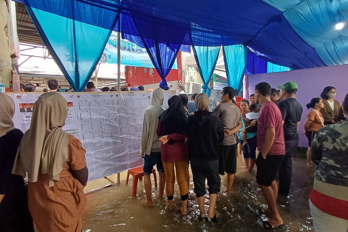 Tempat pemungutan suara (TPS) 113 di Kampung Tanah Merah pindah lokasi karen kebanjiran.