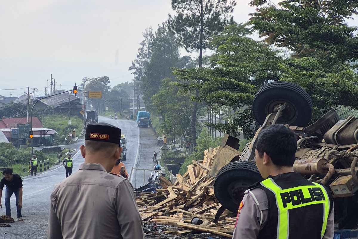 Kecelakaan lalu lintas beruntun yang melibatkan lima kendaraan terjadi di ruas Jalan Parakan?Kertek, tepatnya di Dusun Madukoro, Desa Candimulyo, Kecamatan Kertek, Kabupaten Wonosobo, Rabu (8/4/2026) sekitar pukul 06.30 WIB. Peristiwa tersebut mengakibatkan lima orang menjadi korban, dengan rincian satu orang meninggal dunia dan empat lainnya mengalami luka ringan.