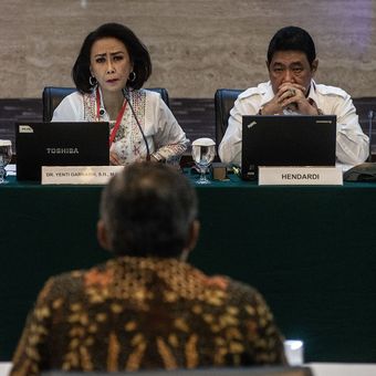 Ketua Pansel Capim KPK Yenti Garnasih (tengah) didampingi anggota pansel memimpin tes wawancara dan uji publik Calon Pimpinan Komisi Pemberantasan Korupsi (Capim KPK) periode 2019-2023 di Kementerian Sekretariat Negara, Jakarta, Selasa (27/8/2019). Sebanyak 20 orang capim KPK mengikuti tes tersebut. ANTARA FOTO/Aprillio Akbar/hp.