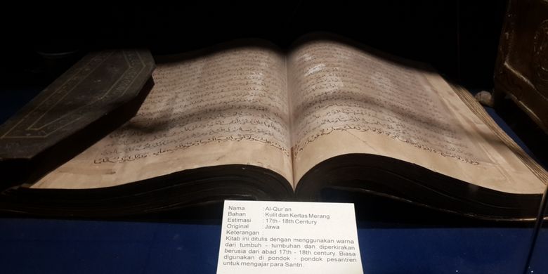 Al Quran berusia sekitar 17-18 abad yang ada di Indonesia Heritaga Museum (IHM) Kota Batu, Jawa Timur, Senin (1/1/2018).