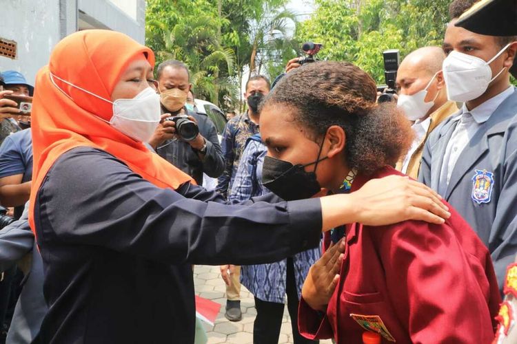 Gubernur Jawa Timur Khofifah Indar Parawansa Saat Melakukan Tinjauan Persoalan Rasisme yang Terjadi di SMAN Pakusari Jember, Minggu (30/01/2022)
