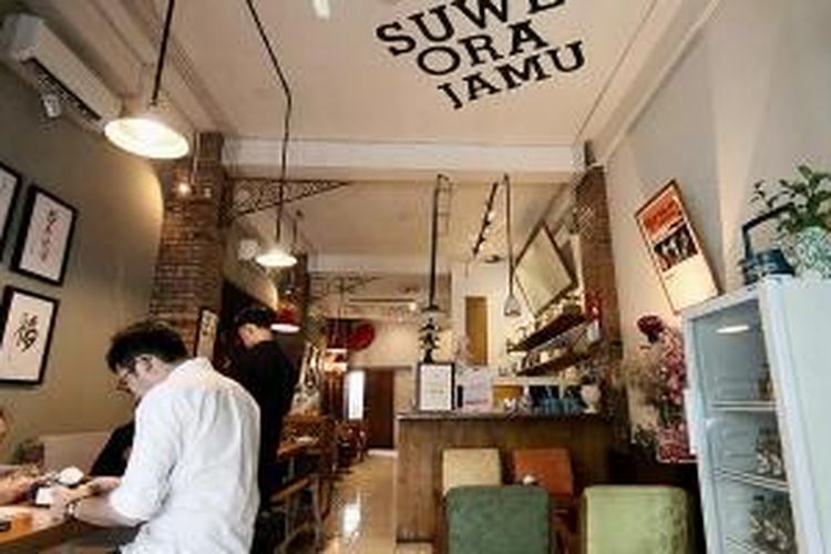 Suasana kafe Suwe Ora Jamu di Jakarta Selatan yang menyajikan minuman jamu tradisional dan camilan ringan.