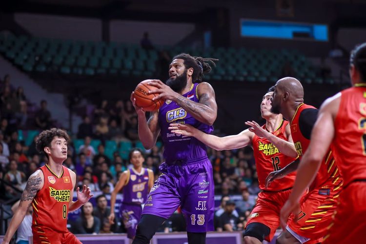 BTN CLS Knights Indonesia sukses meraih kemenangan dramatis 91-90 atas Saigon Heat pada laga babak reguler ABL 2018-2019, di GOR Kertajaya, Surabaya, Jawa Timur, Rabu (13/3/2019).