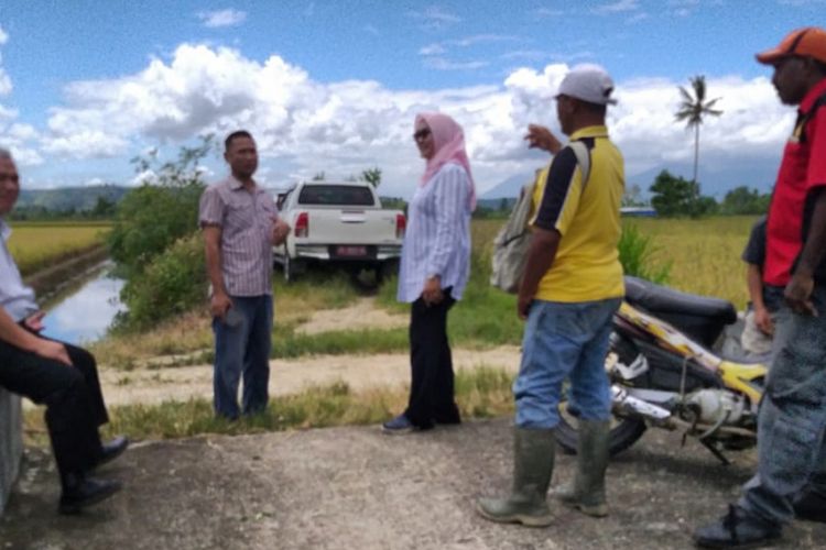 Direktur Irigasi Pertanian Ditjen Prasarana dan Sarana Pertanian (PSP) Kementerian Pertanian, Rahmanto (sedang duduk) dan rombongan sedang mengecek perbaikan saluran irigasi di Kelompok Tani Jaya di Kelurahan Koya Barat, Distrik Muara Tami, Kota Jayapura, Provinsi Papua.