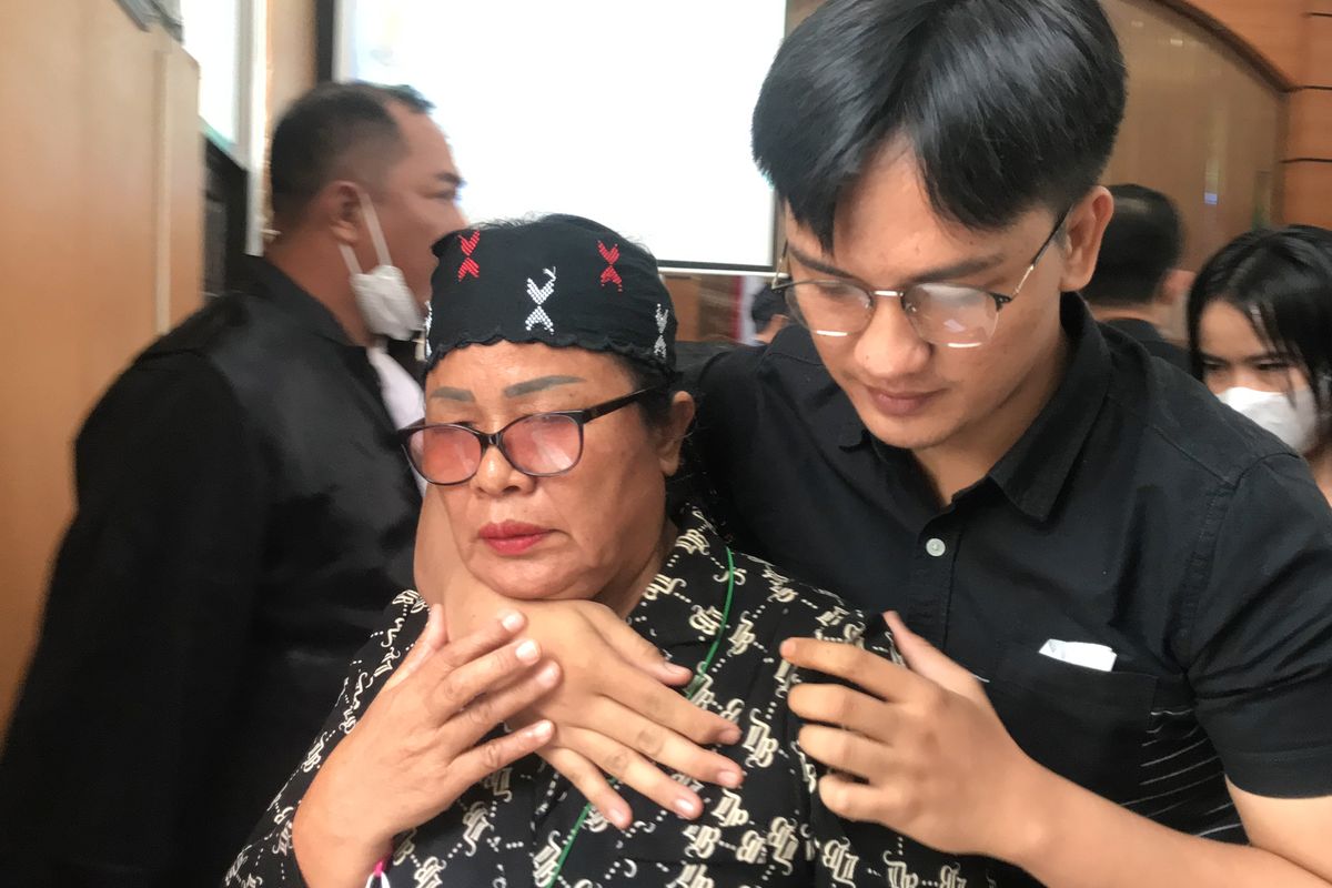 Ibu Nofriansyah Yosua Hutabarat atau Brigadir J, Rosti Simanjuntak dan adik Brigadir J, Mahareza Risky Hutabarat usai memberikan keterangan dalam sidang dengan terdakwa Ricky Rizal dan Kuat Ma’ruf dalam persidangan di Pengadilan Negeri (PN) Jakarta Selatan, Rabu (2/11/2022).