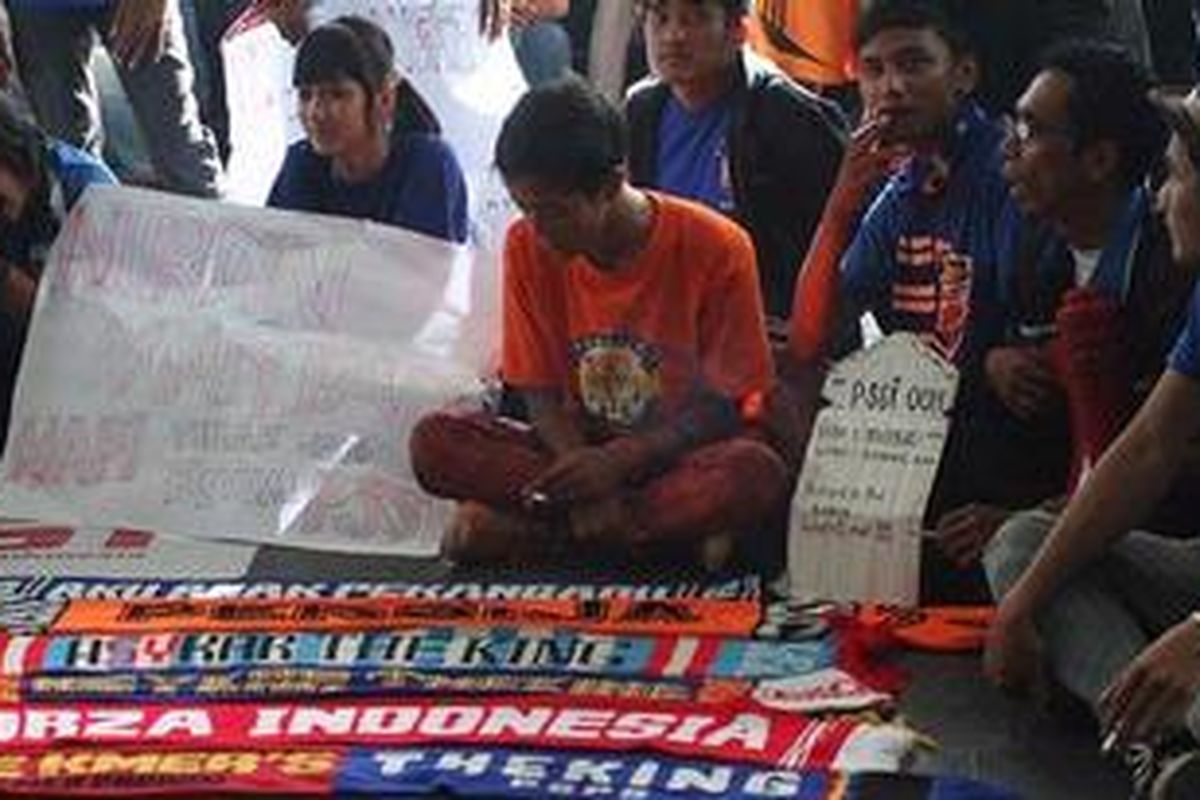 Demonstrasi PSSI di Pekanbaru, Jumat (25/3/2011).