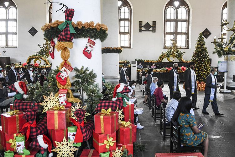 Umat Kristiani mengikuti ibadah Misa Natal di Gereja GPIB Sion, Tamansari, Jakarta Barat, Jumat (25/12/2020). Perayaan Natal tahun ini bertemakan Natal Kristus Menghadirkan Kepedulian, Perdamaian dan Membawa Harapan Serta Sukacita Bagi Umat Tuhan.