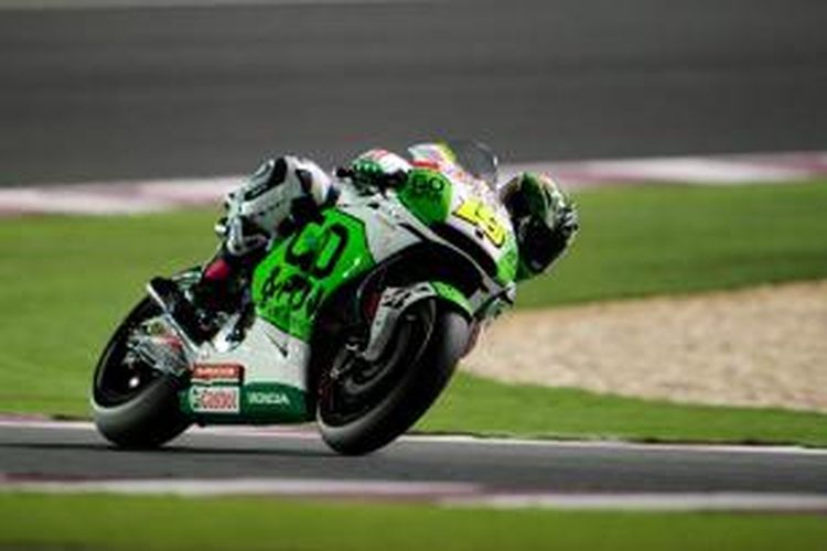 Pebalap Honda Gresini asal Spanyol, Alvaro Bautista, memacu motornya di Sirkuit Losail pada sesi latihan bebas ketiga GP Qatar, Jumat (21/3/2014). 