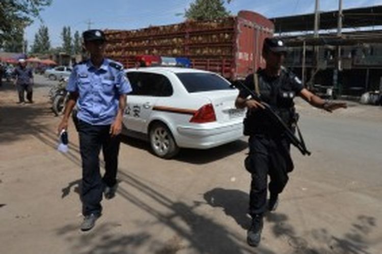 Polisi China masih terlihat menjaga ketat wilayah Provinsi Xinjiang yang merupakan kediaman warga Uighur, usai kerusuhan beberapa hari lalu.