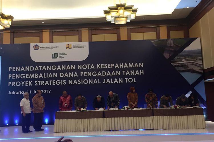 Penandatanganan nota kesepahaman pengembalian dana talangan tanah antara LMAN, BPJT dan BUJT di Jakarta, Kamis (11/7/2019).