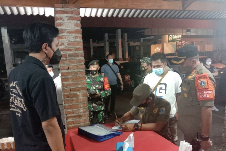 Sejumlah kafe dan bar di wilayah Kemang, Bangka, Mampang Prapatan, Jakarta Selatan disanksi Satpol PP Provinsi DKI Jakarta lantaran melanggar protokol kesehatan di tengah masa Penerapan Pembatasan Kegiatan Masyarakat (PPKM) di Jakarta pada Minggu (13/6/2021) malam.