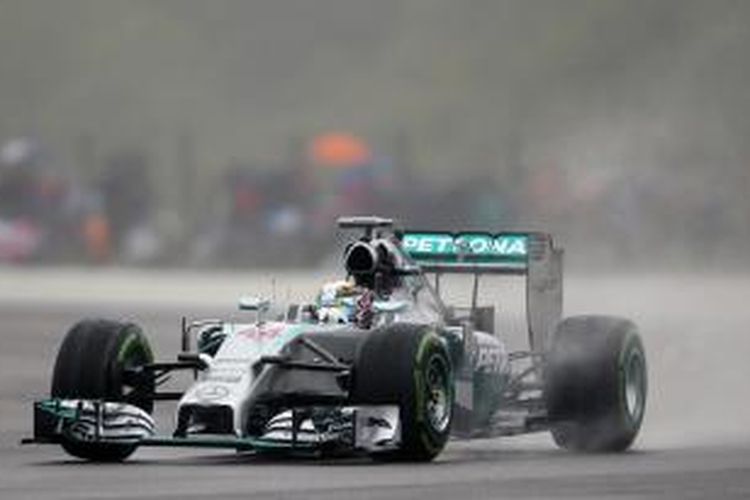 Pebalap Mercedes asal Jerman, Nico Rosberg, membalap di Sirkuit Silverstone pada sesi kualifikasi GP Inggris, Sabtu (5/7/2014).
