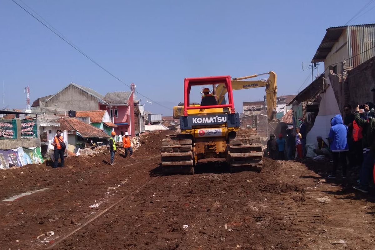 Jalur kereta api Cibatu-Garut di Jawa Barat sepanjang 19,5 meter tengah direaktivasi. Seluruh pembongkaran bangunan di jalur itu telah selesai dan rencananya jalur tersebut bisa dioperasikan awal 2020.