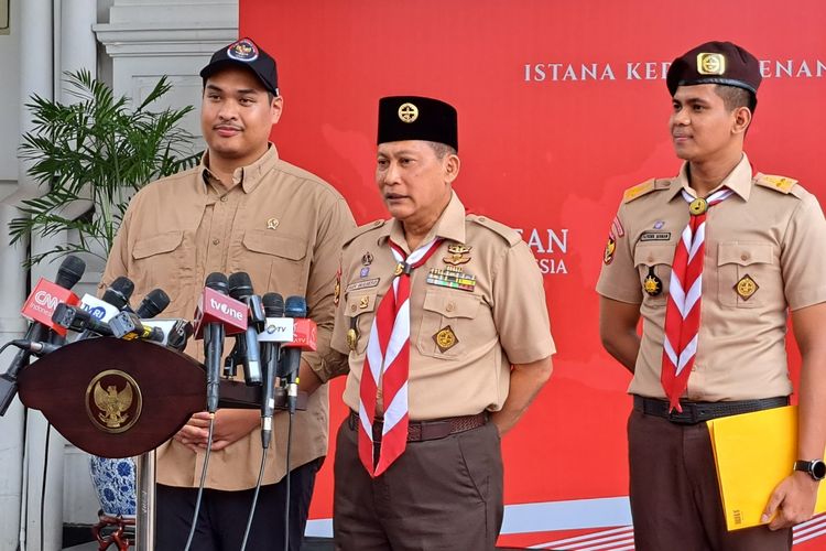 Ketua Kwartir Nasional (Kwarnas) Gerakan Pramuka Budi Waseso memberikan keterangan pers setelah bertemu Presiden Joko Widodo di Istana Kepresidenan, Jakarta, Jumat (14/7/2023).   