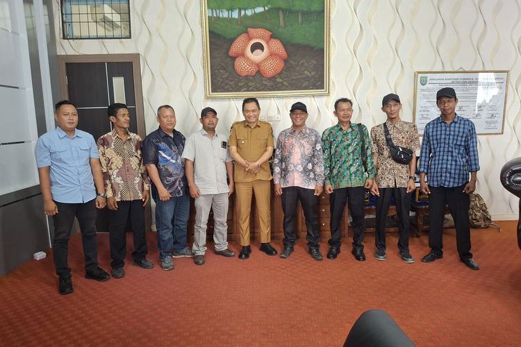 Jalan Rusak, Ratusan Petani Bengkulu Tengah Urunan Selama 10 Bulan, Bupati Pinjamkan Alat Berat