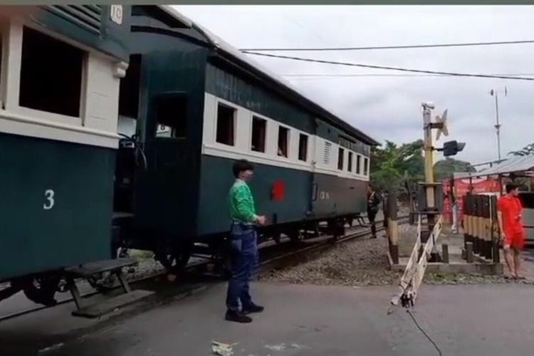 Tangkapan layar kereta uap kuno atau sepur kluthuk Jaladara terhenti di perlintasan sebidang Kawasan Brengosan, Kecamatan Laweyan, Solo, Jawa Tengah, Minggu (13/2/2022) siang.