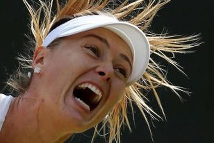 Petenis Rusia Maria Sharapova melakukan servis ke pemain Rimania Irina-Camilia Begu dlam tunggal putri Wimbledon 2015 di All England Tennis Club di Wimbledon, London, 3 Juli 2015.