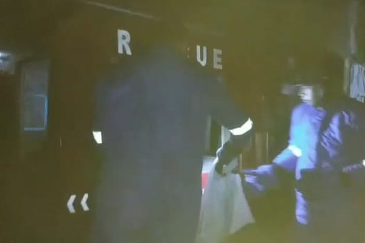 Anggota Damkar Situbondo evakuasi sarang tawon vespa pada Selasa (6/5/2025) pukul 20.30 WIB.