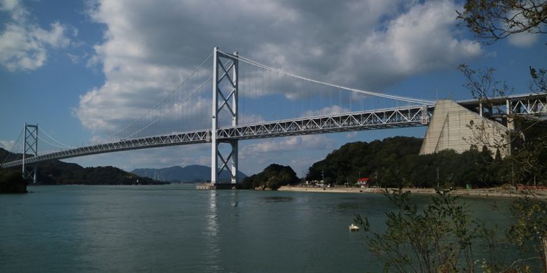 Salah satu jembatan di Shimanami Kaido, Jepang